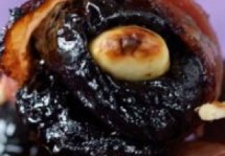 sušená švestka v anglické slanině 