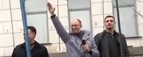 Znovuobjevená ruka hajlujícího Jacenuka 